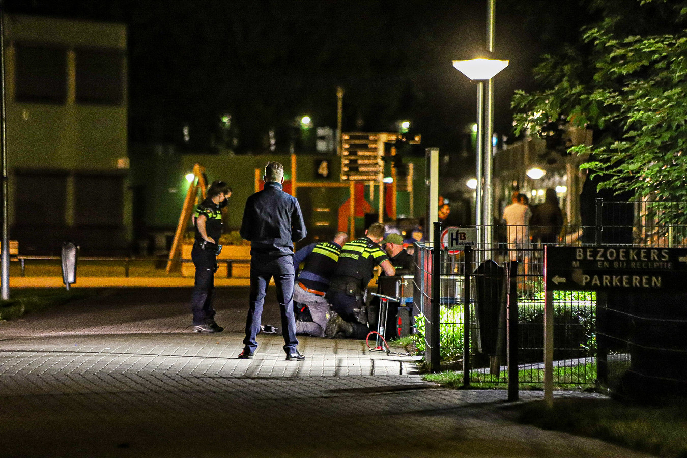 De politie arresteerde gisteren een 41-jarige asielzoeker bij het asielzoekerscentrum in Harderwijk.