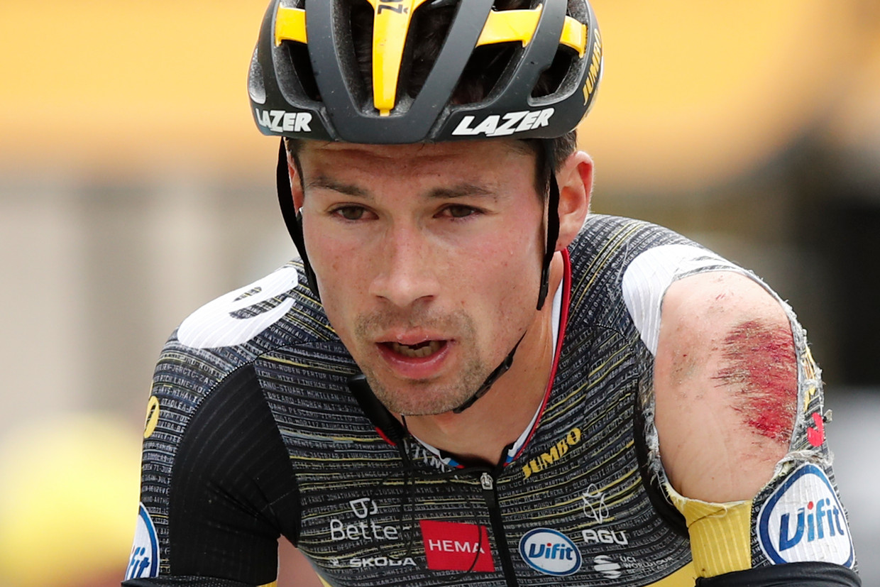 Primoz Roglic komt met een geschaafde schouder over de meet. Beeld AP