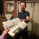 Gidi Heesakkers bezorgt de krant na bij Rein Huitema, die een Volkskrantabonnement kreeg voor zijn verjaardag