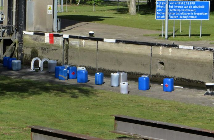 Eerder dit jaar hebben onbekenden in de Zuid-Willemsvaart bij Weert vaten met mogelijk xtc-afval gedumpt.