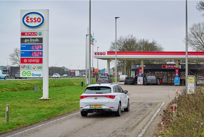 Het mysterie van de goedkope benzine bij tankstation aan de A50 ...