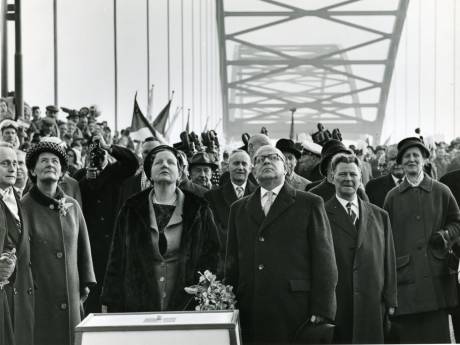 De Merwedebrug bij Gorinchem is jarig: 61 jaar geleden opende koningin Juliana haar