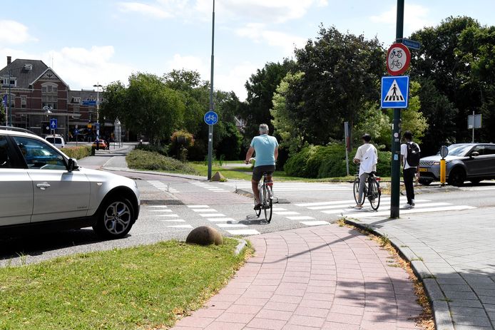 Het kruispunt van de Stationsweg met de Polanerbaan . Auto's gaan richting de tunnel, fietsers richting station of de 'eigen' tunnel naar de andere kant van de spoorlijn.
