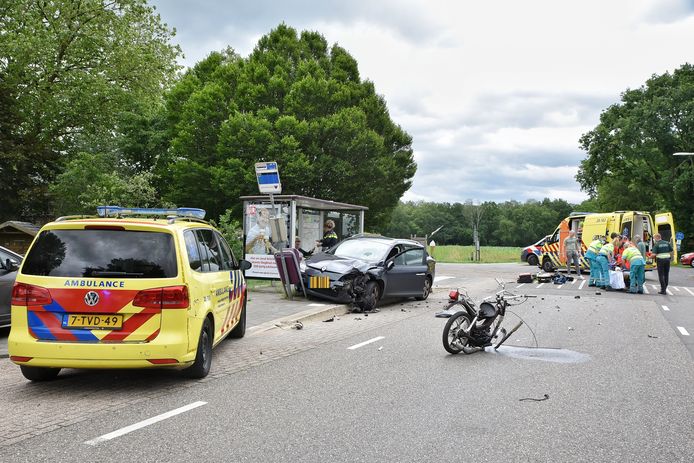 Brommerrijder zwaargewond bij frontale botsing met auto in Diessen.