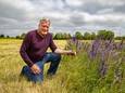 Evert Jan Wijers is natuurvriendelijk agrariër in Voorst. Op zijn land staan grote plukken veldsalie in bloei.