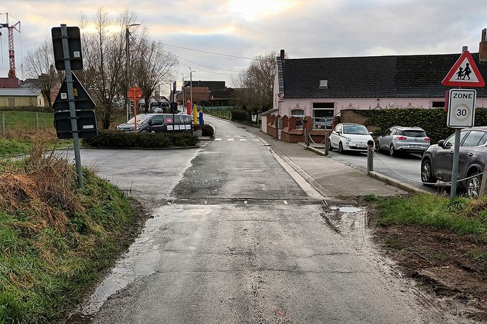 De Kareelstraat in Bellingen. Sinds november 2020 ontbreken hier volgens CD&V tal van verkeersborden aan de schoolomgeving.