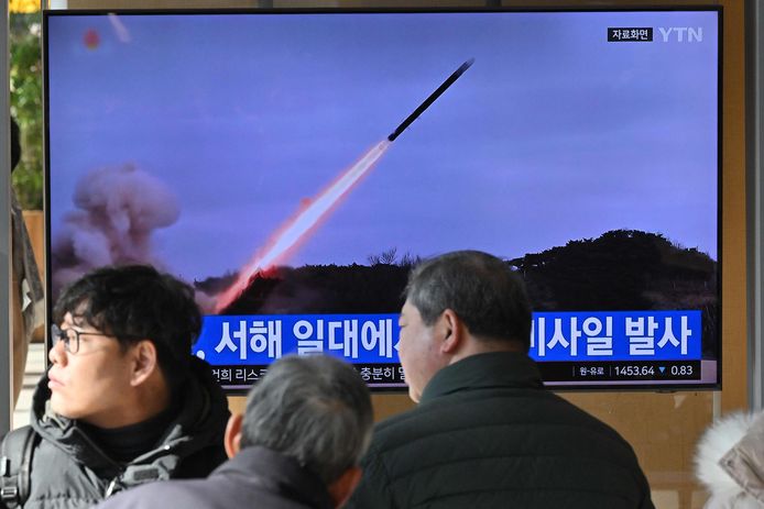 De raketlanceringen werden in Noord-Korea op het tv-scherm getoond.
