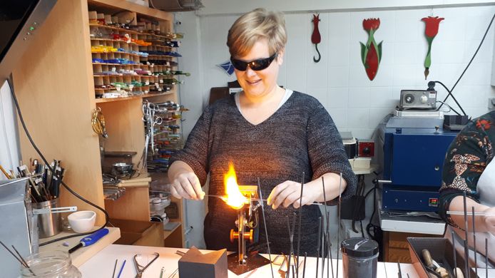 Glaskunstenares Katinka Waelbers is gespecialiseerd in alle gesmolten glastechnieken.