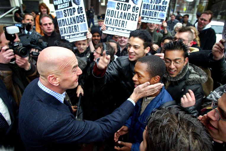 Pim Fortuyn bij een demonstratie tegen hem in de aanloop naar de gemeenteraadsverkiezingen in maart 2002.  Beeld Robert Vos / EPA