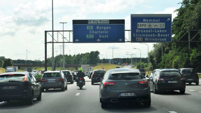 Oliespoor veroorzaakt hinder op verkeerswisselaar van R0 naar A12 in Strombeek-Bever