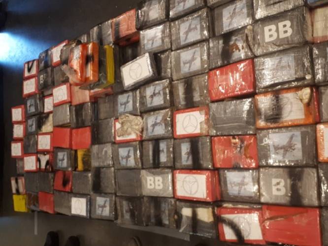 Nederlander verstopt voor 19 miljoen aan coke achter dubbele wand in bestelbus