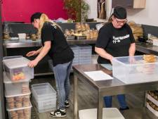 Dit Enschedese initiatief biedt dagelijks 2000 boterhammen aan leerlingen: ‘iedereen kans op een gezonde maaltijd’