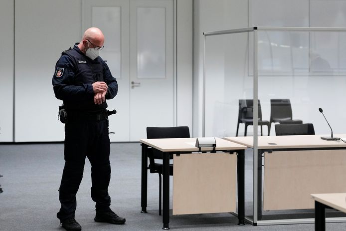 De beklaagdenbank bleef vorige week leeg toen de oud-secretaresse eigenlijk moest voorkomen.