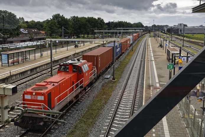 Een goederentrein op station Boxtel