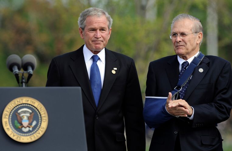 Voormalig Amerikaans president George W. Bush met zijn toenmalige defensieminister Donald Rumsfeld, die onlangs overleed.  Beeld AP