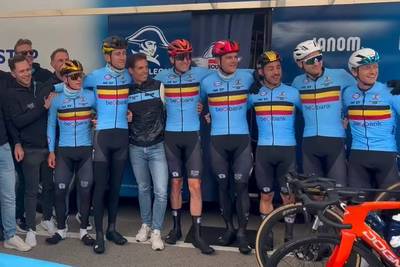 LIVE World Cup. Team photo of the Belgians before the last race of national coach Vanthourenhout, Remco Evenepoel with a golden helmet