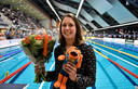 Schoolslagspecialiste Moniek Nijhuis wordt tijdens de Amsterdam Swim Meet gehuldigd bij haar afscheid van de zwemsport.