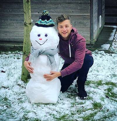 Kleumende BN’ers uit hun dak in besneeuwd Nederland