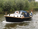 Henk van Heel met zijn vrouw in de verbouwde kapiteinssloep van de Willem Ruys.