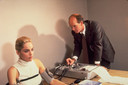 Sharon Stone wordt met behulp van een polygraaf ondervraagd in de film Basic Instinct