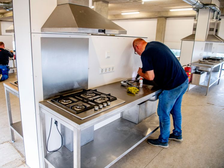 Burgemeester ‘morrend’ akkoord met opvang 300 vluchtelingen, asielboot wel van de baan