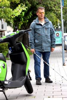 Bijna blinde Joop (54) valt over achteloos geparkeerde deelscooters op de stoep: ‘Ik ben de blessures beu’