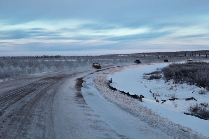 De Tuktoyaktuk-snelweg in Inuvik in het noorden van Canada is aangelegd op permafrost.
