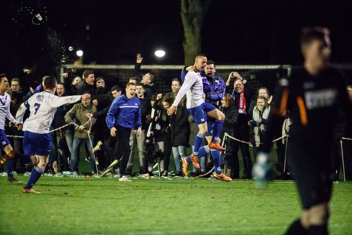 Drukte van jewelste langs de lijn bij Cluzona, in de bekerwedstrijd tegen Vlissingen. De ploeg uit Wouw hoopt op veel support tijdens het KNVB-bekerduel met SteDoCo.
