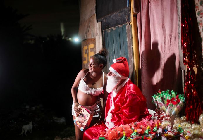 De 16-jarige Caroline Vitoria krijgt een cadeautje van de kerstman.