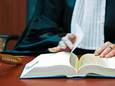 De rechter moet een oordeel vellen over een scheidingsverzoek. Meestal is dat een formaliteit, maar bij een demente partner kan er een actieve rol van de kantonrechter vereist zijn