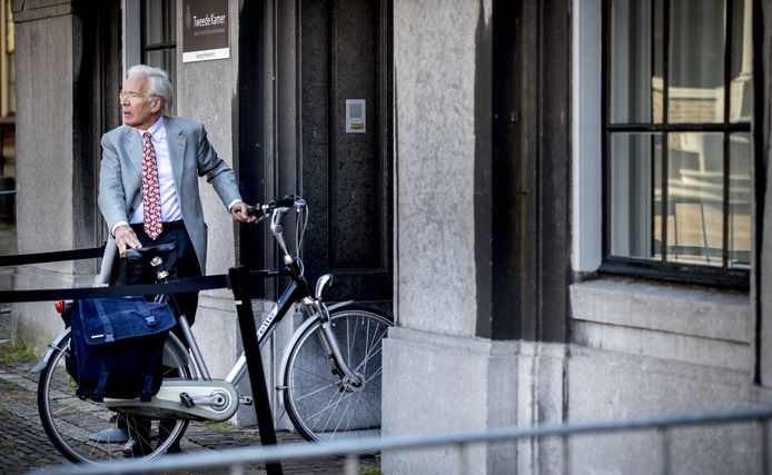 Informateur Tjeenk Willink arriveert op het Binnenhof.