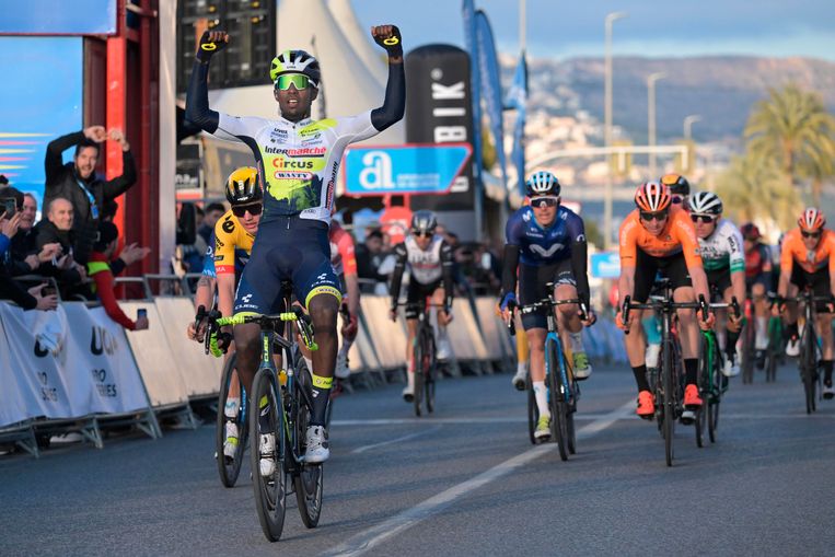 Biniam Girmay wint de Volta a la Comunitat Valenciana in de sprint. Beeld Photo News