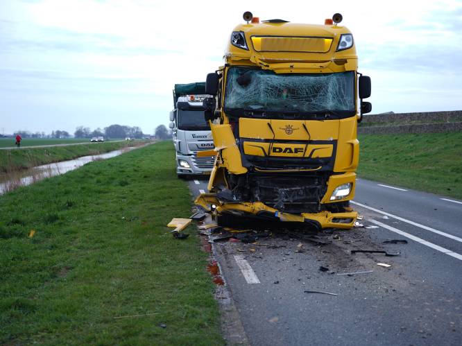 Vrachtwagens botsen op elkaar bij Zwolle, weg naar Hasselt lange tijd in beide richtingen afgesloten
