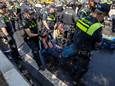 De politie arresteerde vorige week massaal klimaatactivisten van Extinction Rebellion in Den Haag. Het Openbaar Ministerie besloot ze direct vrij te laten tot woede van de politiebonden.