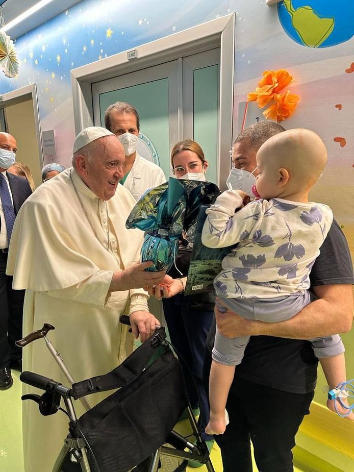 Paus Franciscus bezoekt de oncologie-afdeling in het ziekenhuis.