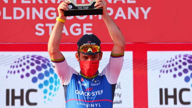 Mark Cavendish verslaat Jasper Philipsen in de sprint in Abu Dhabi