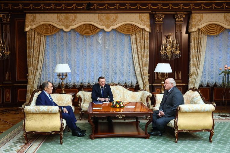 De Russische minister van buitenlandse zaken Sergej Lavrov (l) op een recent bezoek bij president Lukasjenko (r) van Belarus. Het Kremlin zoekt naar eigen zeggen nauwere economische en militaire samenwerking met Minsk. Beeld ANP / EPA