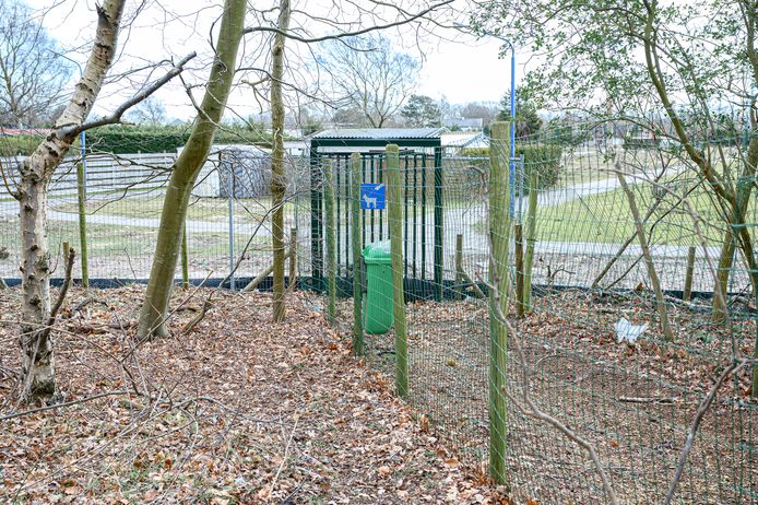 De poort tot het duinpad achter camping Duinrand was afgesloten met een half ingraven amfibiescherm en gaas.