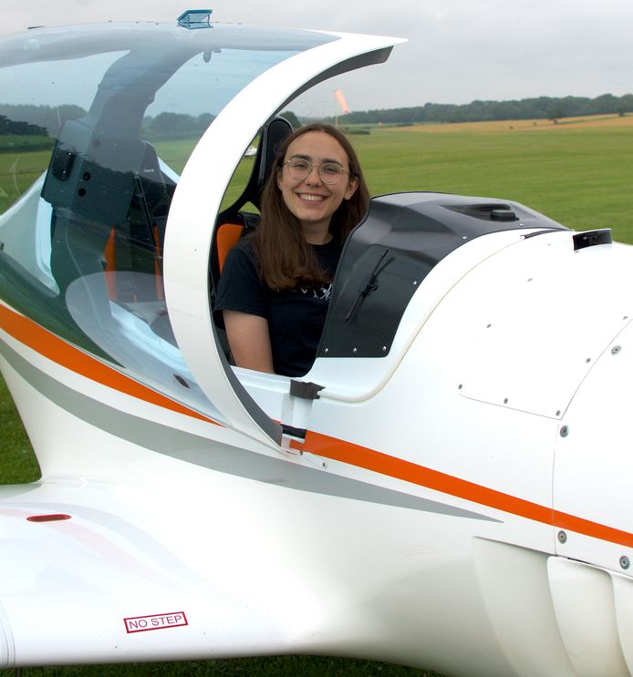 Zara Rutherford is de dochter van twee piloten en voelt zich in het luchtruim als een vis in het water.
