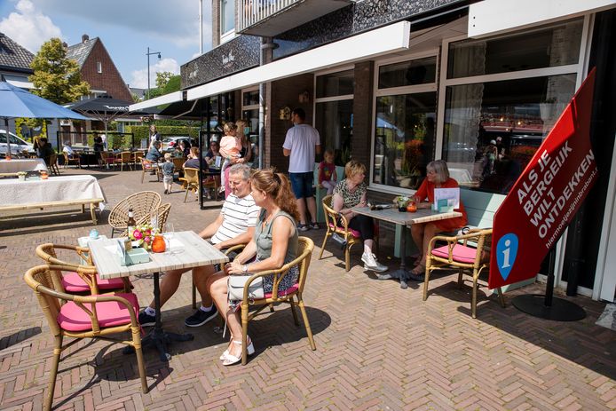 Terras en VVV op het Hof in Bergeijk.  ,,Er werd wel een beetje met ons gelachen. Alsof we ze hier niet helemaal op een rijtje hebben.”
