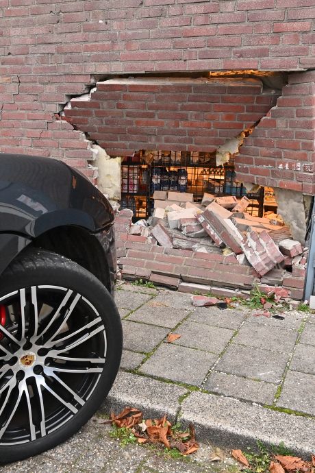 Porsche ramt muur van supermarkt in Apeldoorn, pakken uit de rekken geslingerd 