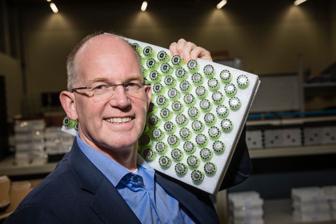 Kees Koolen op de werkvloer bij ‘zijn’ bedrijf Super B in Hengelo, fabrikant van lithium accu’s.