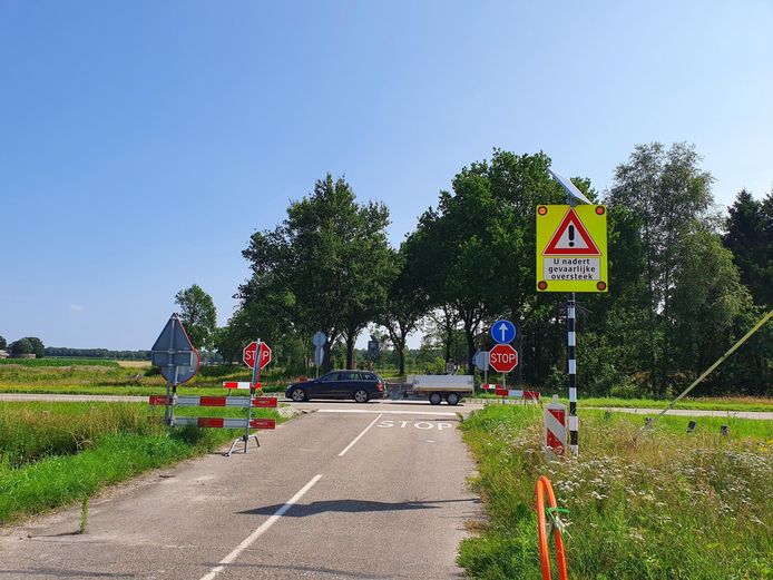 De huidige koude oversteek van de N397 vanaf de Boevenheuvel Bergeijk die moet worden omgebouwd tot rotonde met de Diepveldenweg.