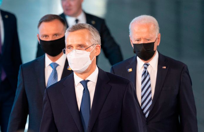 Navo-topman Jens Stoltenberg (m) en de Amerikaanse president Joe Biden (r).