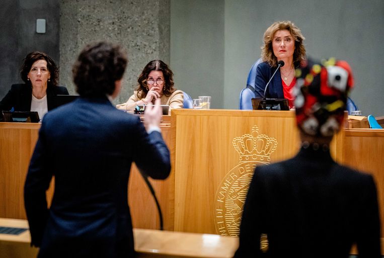 Kamervoorzitter Vera Bergkamp en Jesse Klaver (Groenlinks) tot de orde tijdens het debat in de Tweede Kamer over de regeringsverklaring.  Beeld ANP