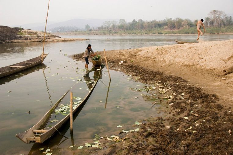 Een zandbank in de Mekong. De rivier in Vietnam heeft al te maken met lage waterstanden na de bouw van dammen. Zandwinning langs de kust brengt zout water landinwaarts.  Beeld EPA