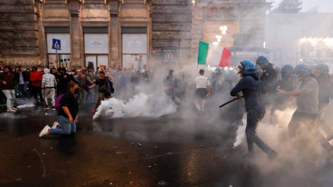 Rellen in Rome bij grote demonstratie tegen verplichte Green Pass, politie gebruikt traangas