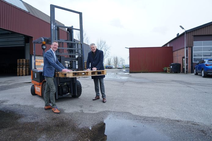 Wethouder Arco Bikker (links) en grondeigenaar Wim Rietveld ondertekenden de overeenkomst.
