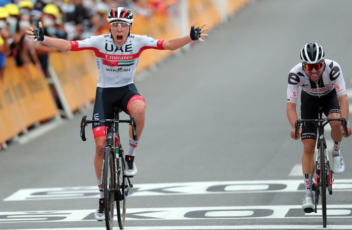Tadej Pogacar (links) en Marc Hirschi (rechts) in de Tour de France.