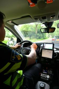 Politie betrapt seksend stel in rijdende auto na ‘opvallend rijgedrag’